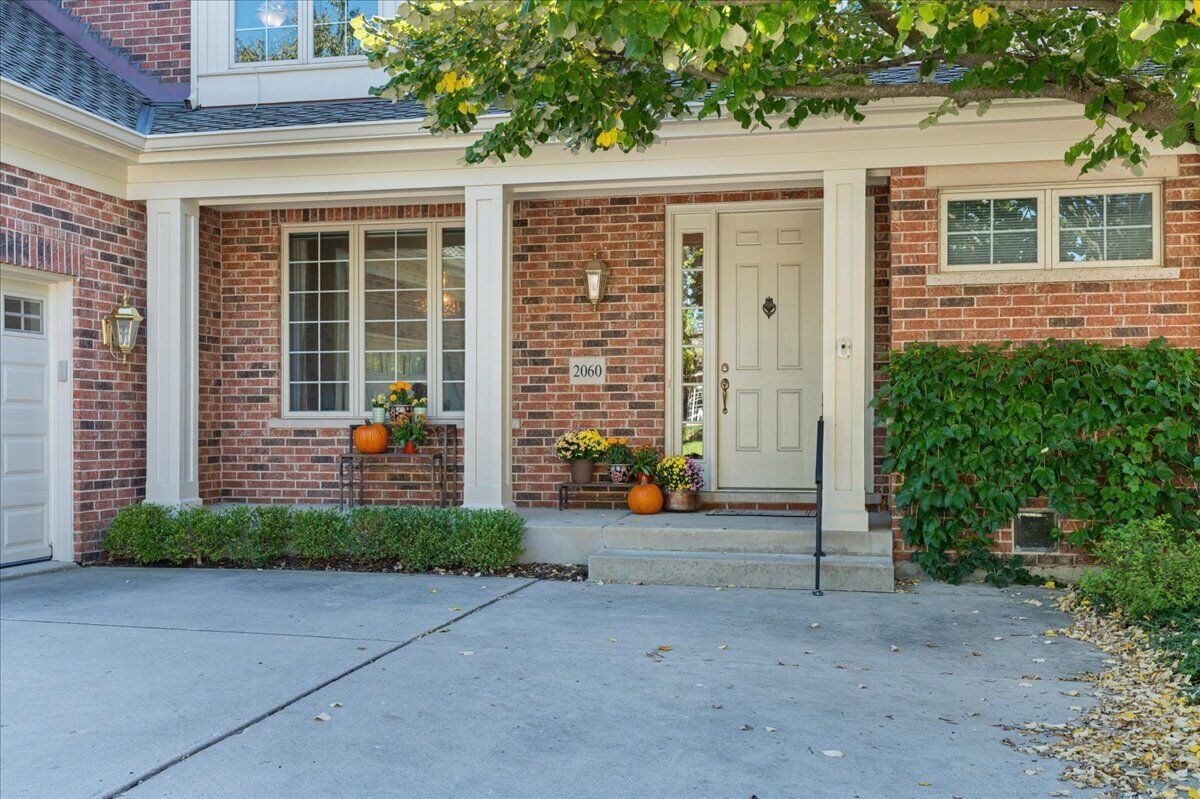 Property Photo:  2060 Claridge Court  IL 60062 