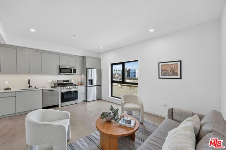 Property Photo:  904 S New Hmapshire Avenue 403  CA 90006 