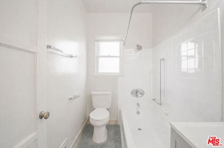 Property Photo:  400 S Kenmore Avenue 200  CA 90020 