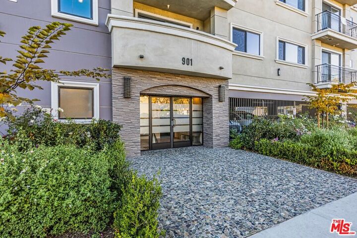 Property Photo:  901 S Gramercy Drive 202  CA 90019 