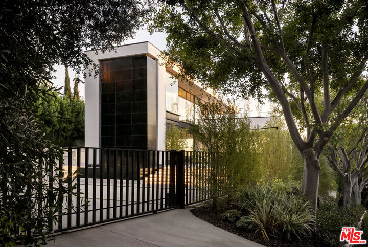 Property Photo:  1210 Laurel Way  CA 90210 