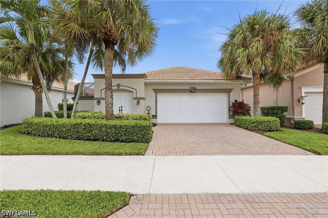 Property Photo: 104 Glen Eagle Circle FL 34104