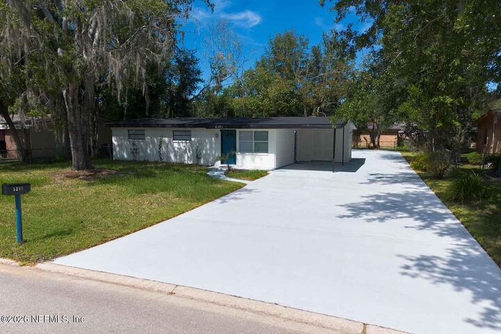 Property Photo: 5201 Locksley Avenue FL 32208
