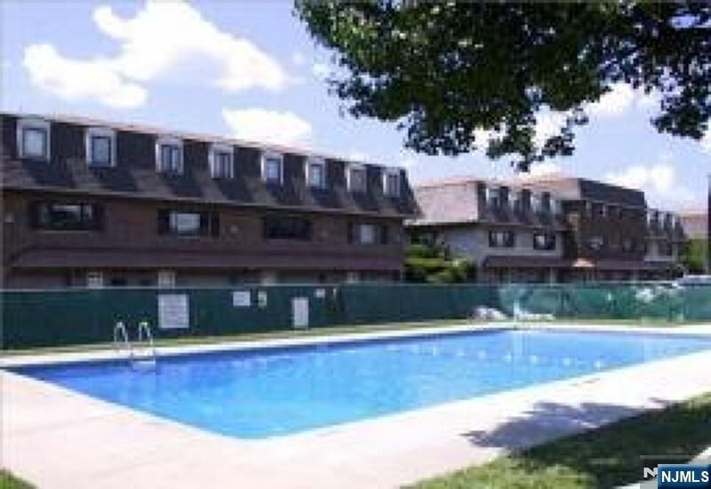 Property Photo:  565 E-16 Grove E-16  NJ 07013 