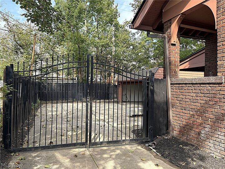 Property Photo:  19625 Chagrin Boulevard  OH 44122 