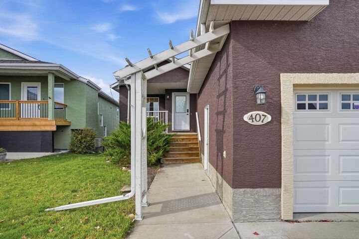 Property Photo:  407 Lineham Acres Bay NW  AB T1V 1T3 