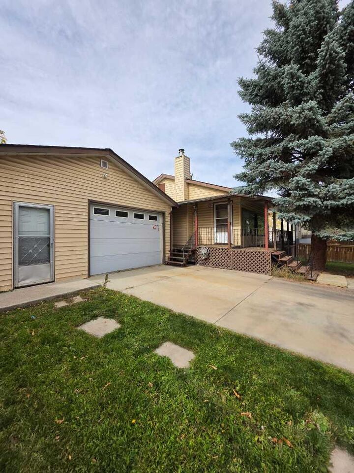 Property Photo:  3819 1 Street NE  AB T2E 3E1 
