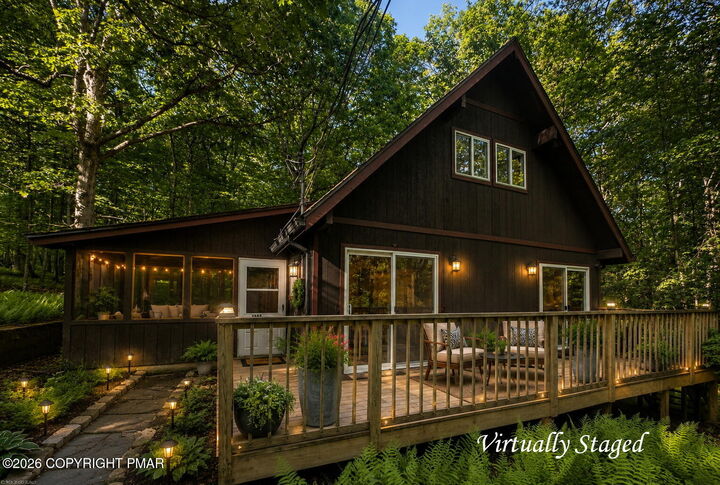 Property Photo:  1095 Deer Run E  PA 18324 