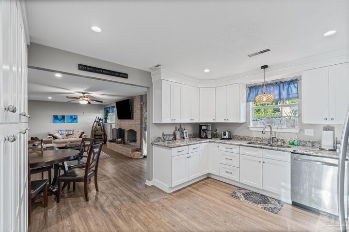Property Photo: 405 Poinciana Dr FL 32561