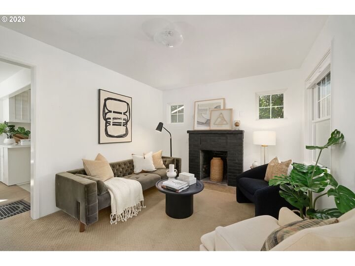Property Photo:  4704 SE Madison St  OR 97215 
