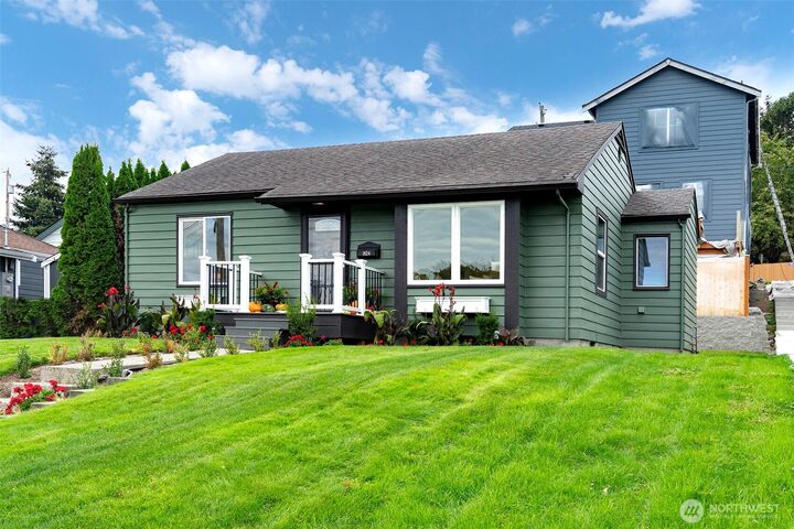 Property Photo: 1624 Pine Street WA 98201