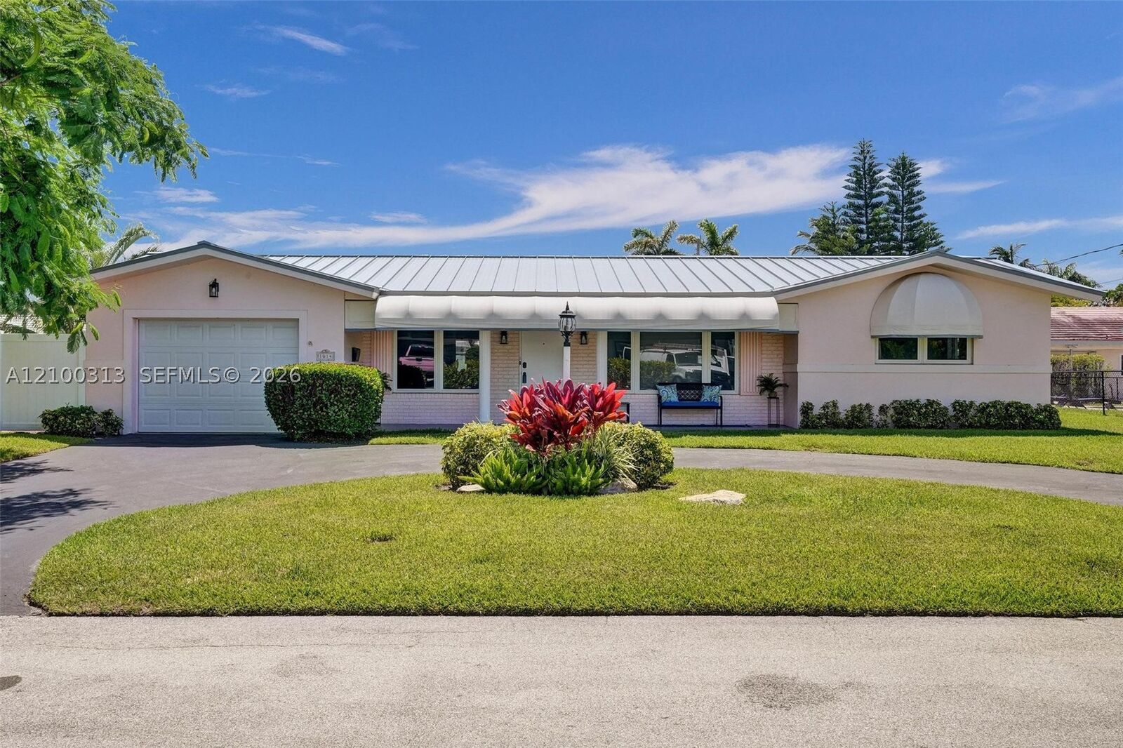 Property Photo: 1014 SE 14th Ave FL 33441