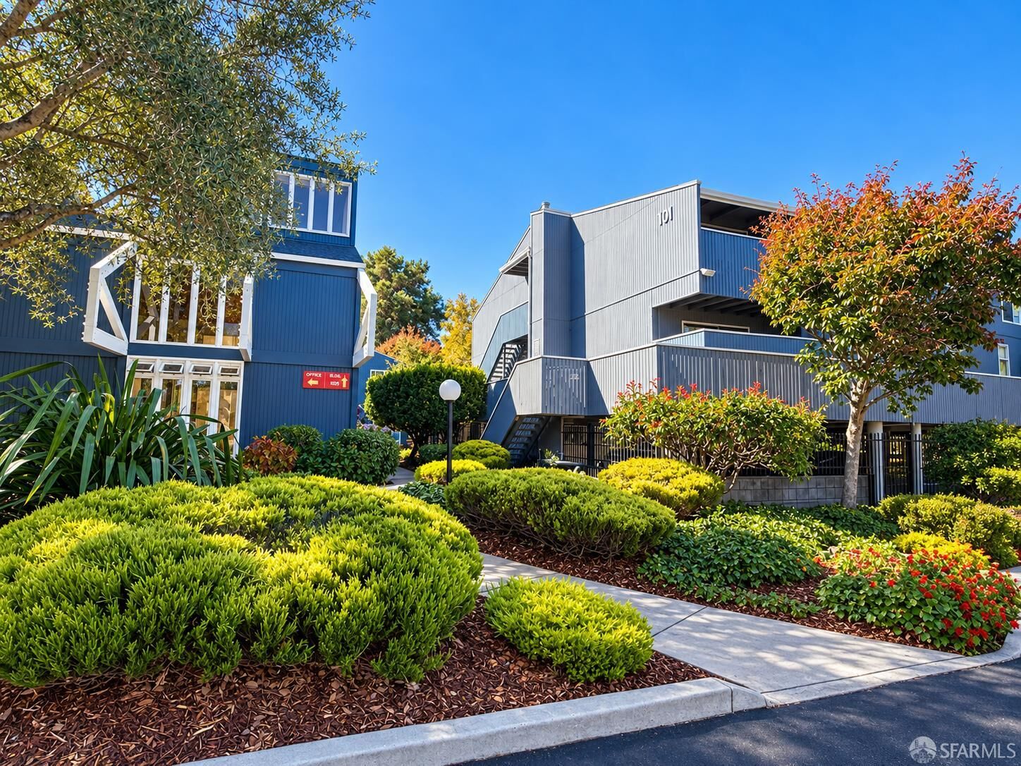 Property Photo:  101 Piccadilly Place F  CA 94066 
