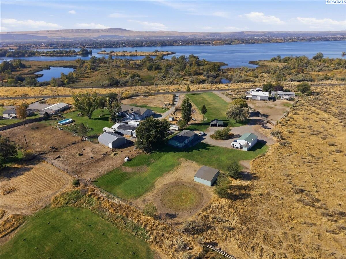 Property Photo: 165 Hanson Loop WA 99323
