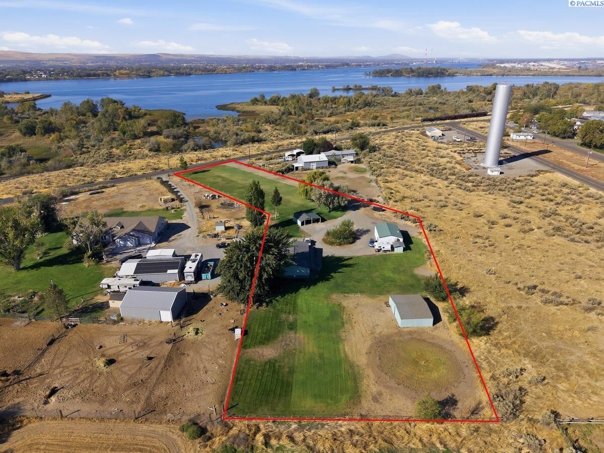 Property Photo:  165 Hanson Loop  WA 99323 