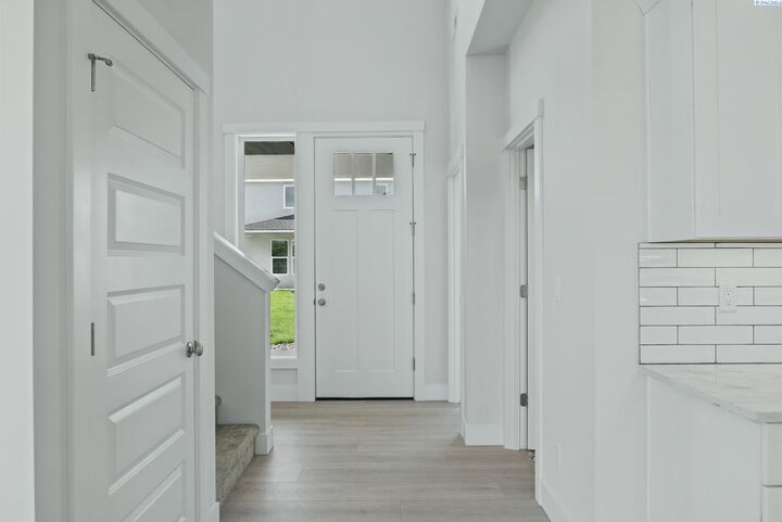 Property Photo:  1056 N Grant Pl  WA 99336 