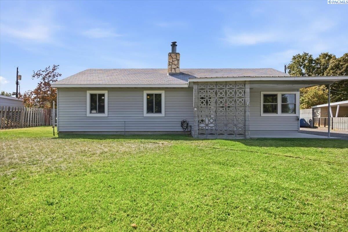 Property Photo:  413 Basswood Ave  WA 99352 