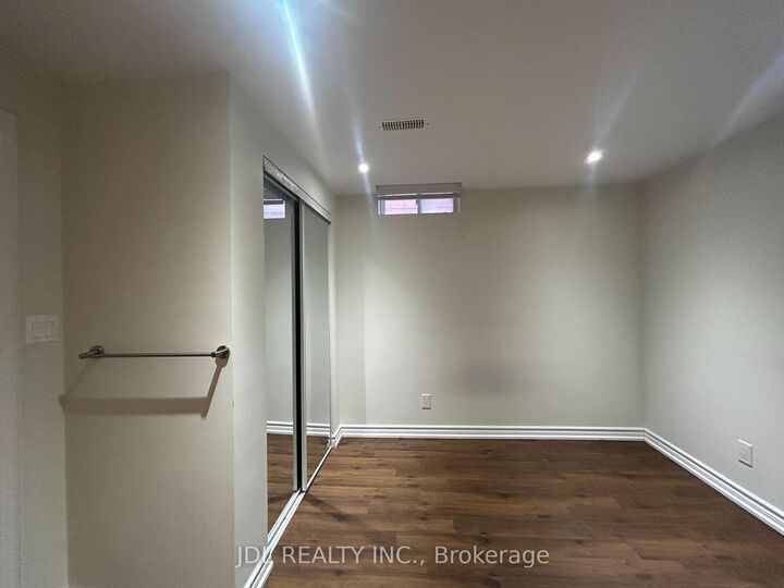 Property Photo:  36 Bendamere Cres Crescent Whole Two-Bedroom Bsmt  ON L3P 6Y1 