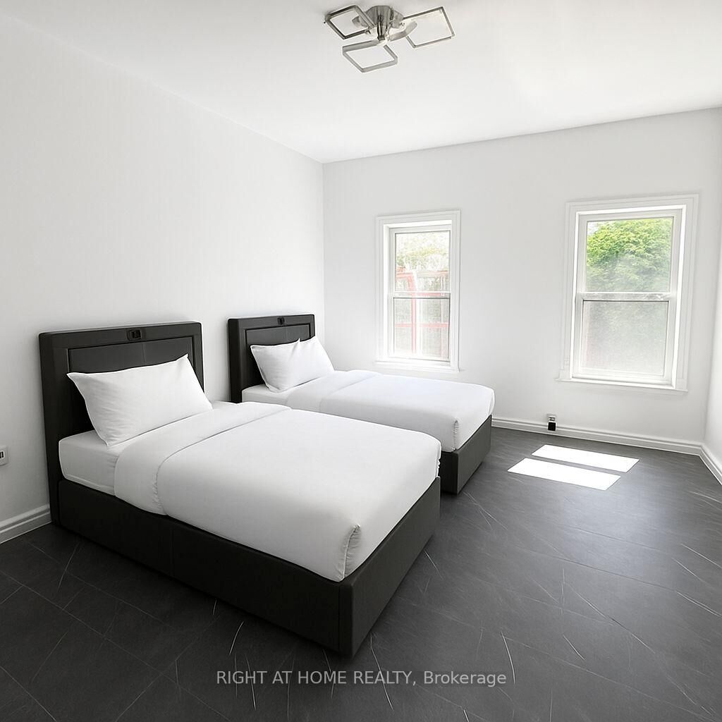 Property Photo:  198-200 Queen Street W 207  ON M5V 1Z2 