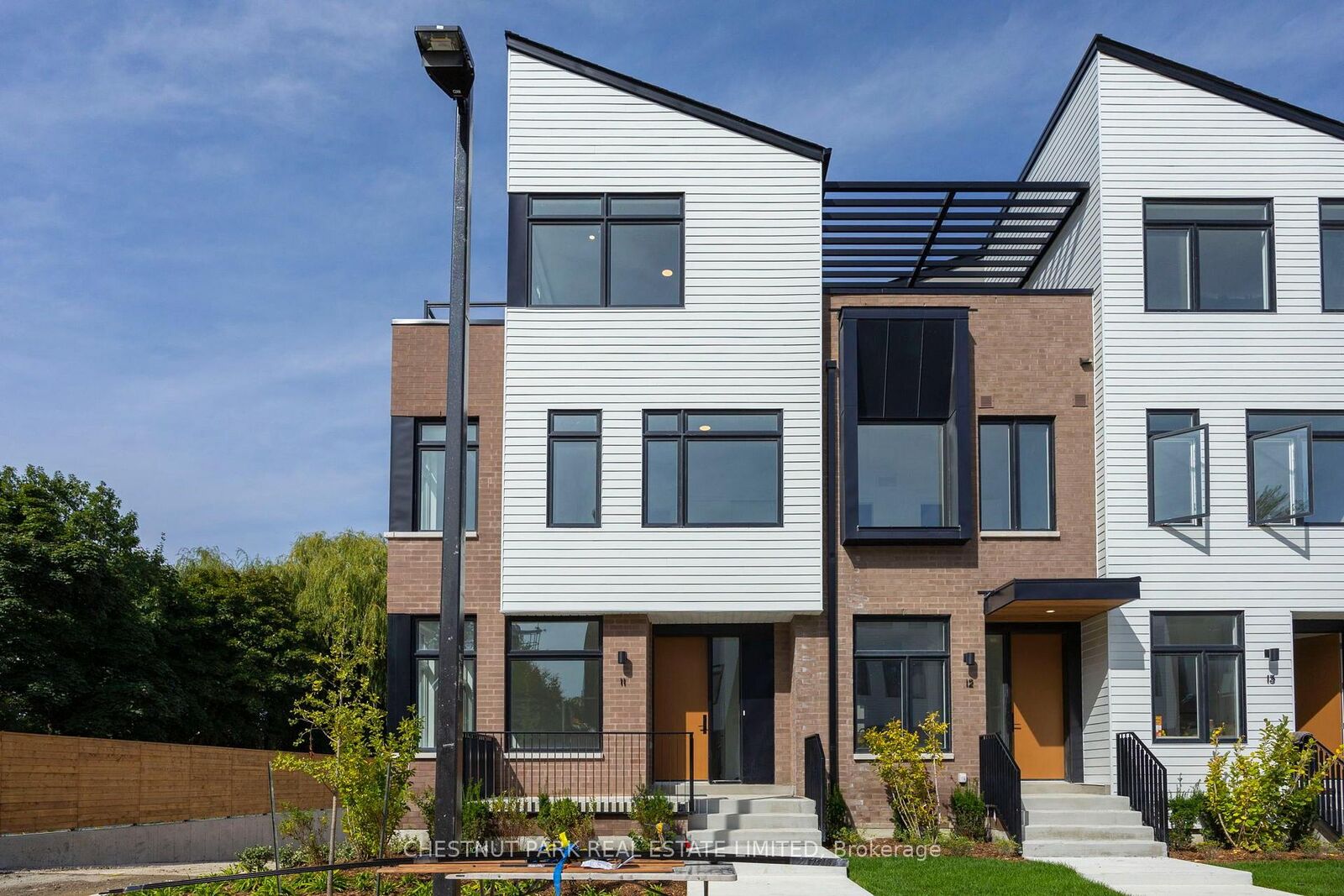 Property Photo:  20 Lou Parsons Way 11  ON L5H 0B2 