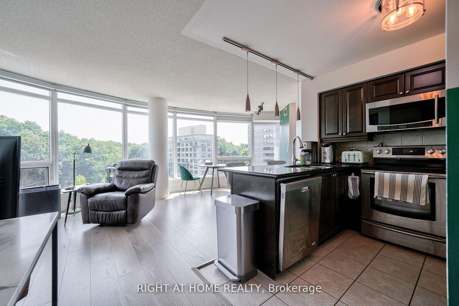Property Photo:  18 Valley Woods Road 813  ON M3A 0A1 