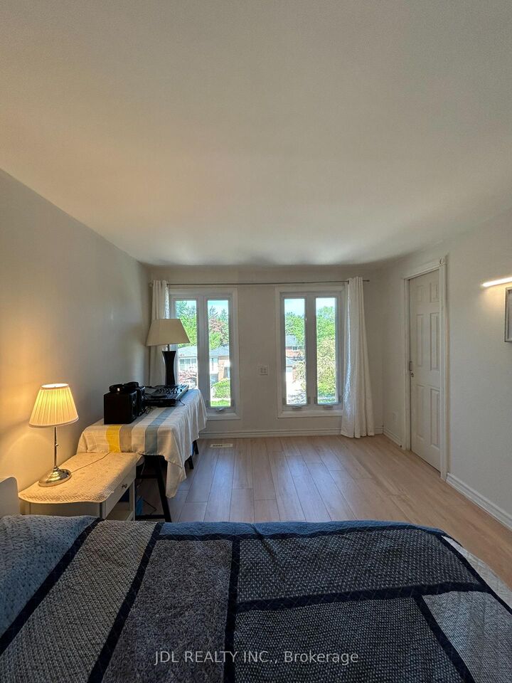 Property Photo:  80 Mosedale Cres Crescent Master Bedroom 2nd Floor  ON M2H 2L7 