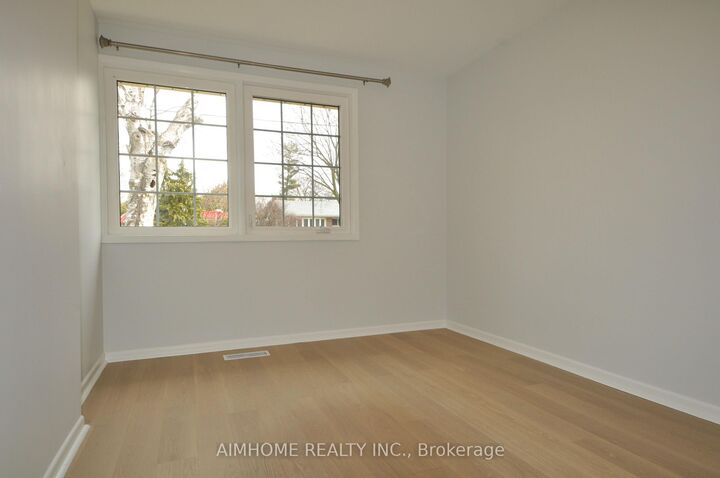 Photo de la propriété:  14 Dukinfield Crescent 2  ON M3A 2S1 