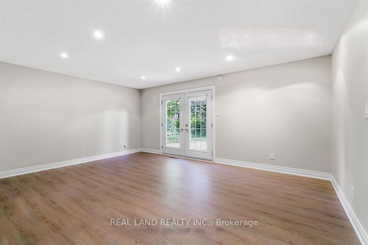 Property Photo:  360 Chantenay Drive Lower  ON L5A 1E7 