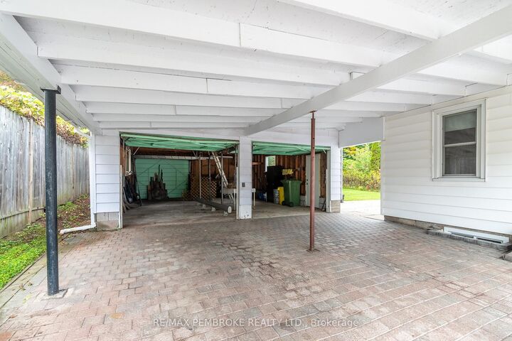 Property Photo:  624 Hamilton Street W  ON K8A 6P6 