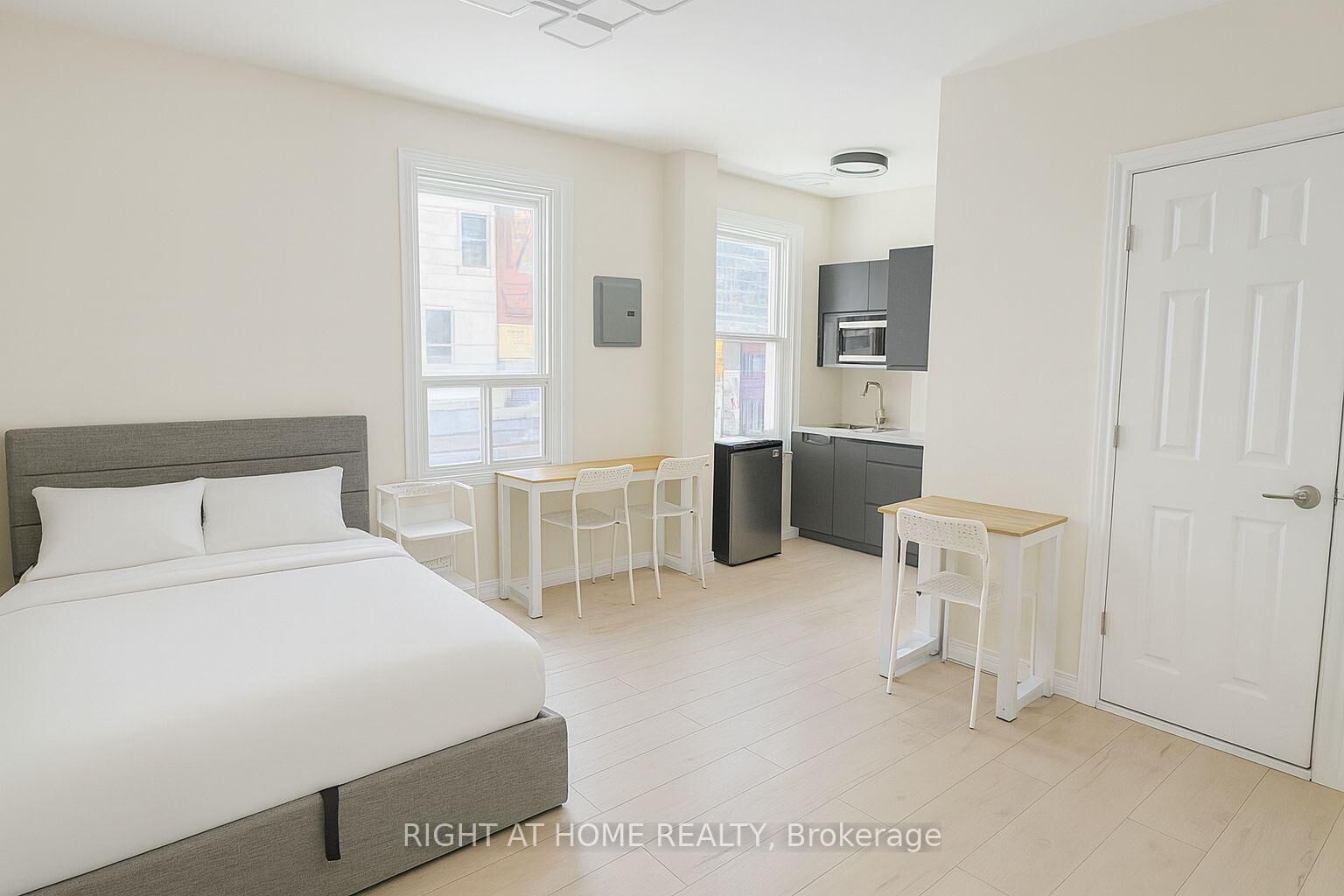 Property Photo:  198-200 Queen Street W 202  ON M5V 1Z2 