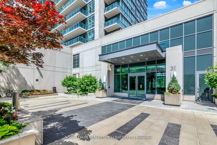 Property Photo:  35 Brian Peck Crescent Ph 14  ON M4G 0A5 