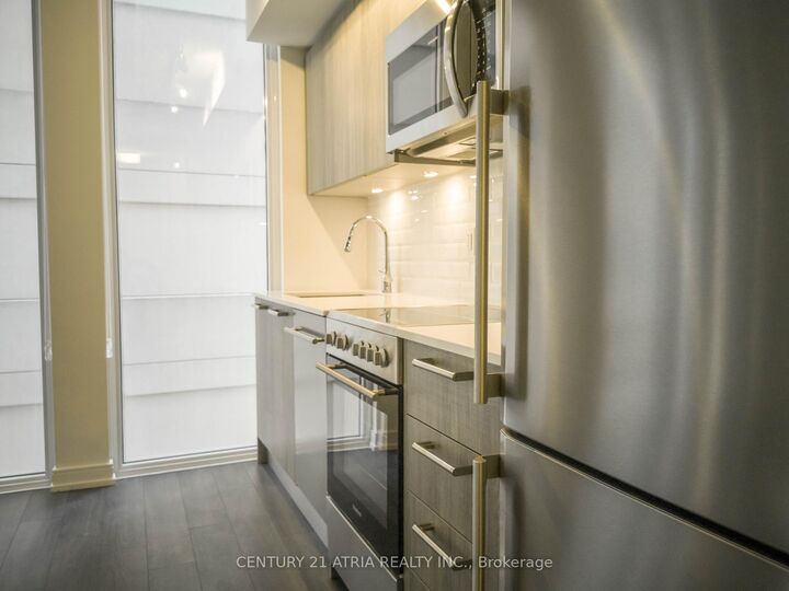 Property Photo:  28 Wellesley Street E 1810  ON M4Y 0C4 