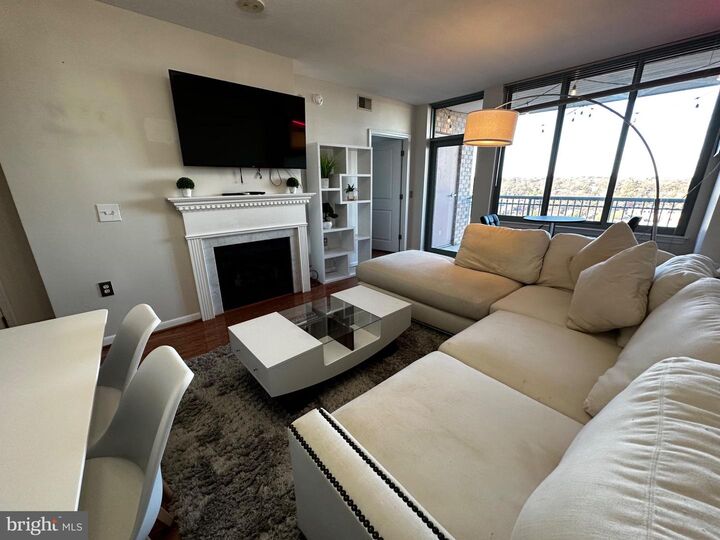 Property Photo: 851 N Glebe Road N 1715 VA 22203