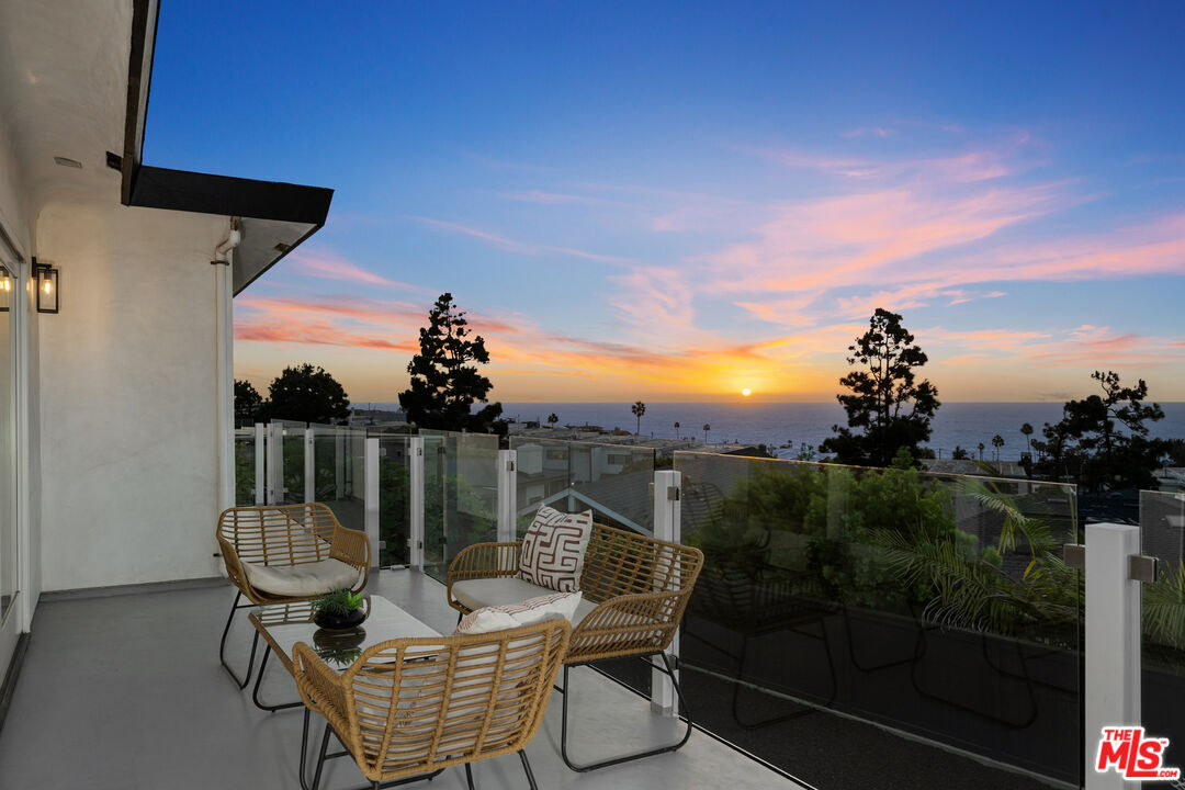 Property Photo: 241 Calle Mayor CA 90277