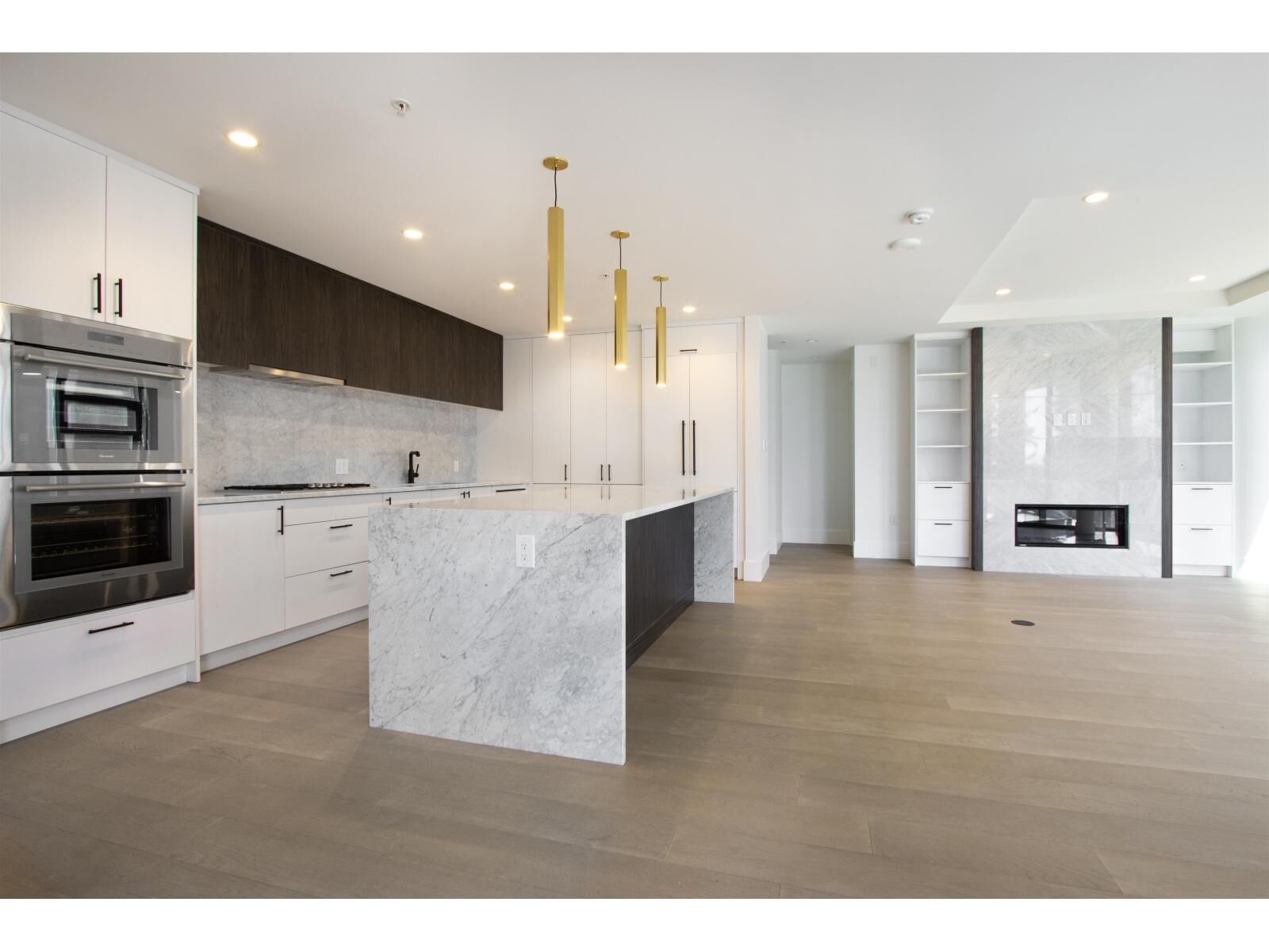 Property Photo:  14825 Thrift Avenue 703  BC V4B 2J6 