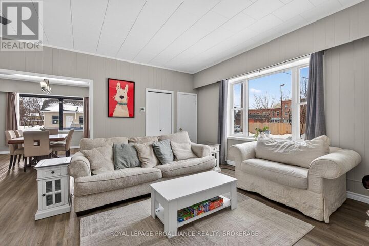 Property Photo:  118 East Street East  ON K7R 1S6 