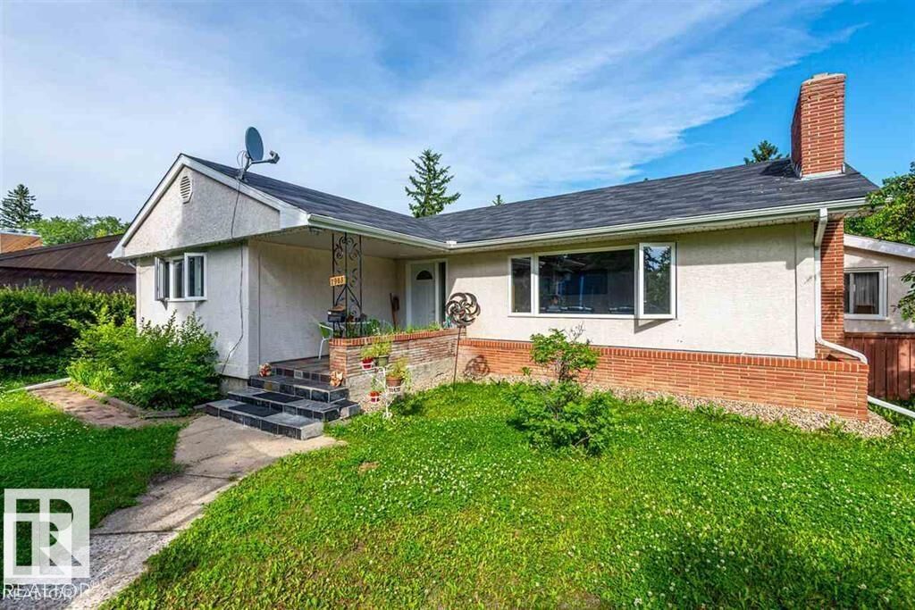 Property Photo:  7903/7905 119 Street NW  AB T6G 1W6 