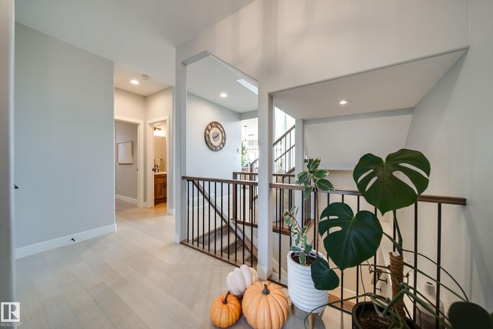 Property Photo:  6843 Knox Loop SW  AB T6W 4R4 
