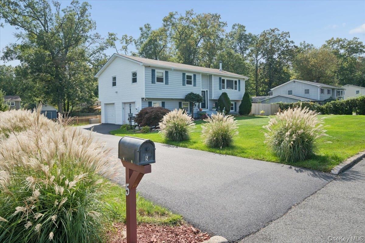 Property Photo:  5 Cottonwood Court  NY 10954 