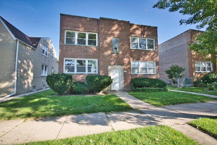 Property Photo: 2830 W Summerdale Avenue 2 IL 60625