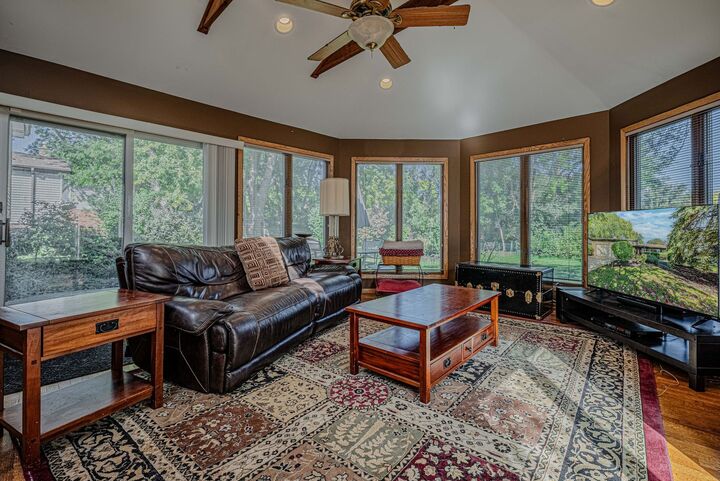 Property Photo: 1606 E Waverly Court IL 60004
