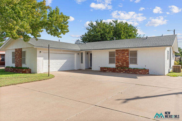Property Photo:  105 La Salle  NM 88101 