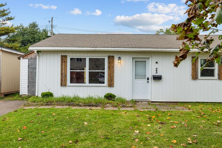 Property Photo:  25 Andrews Court  PE C1C 1B2 