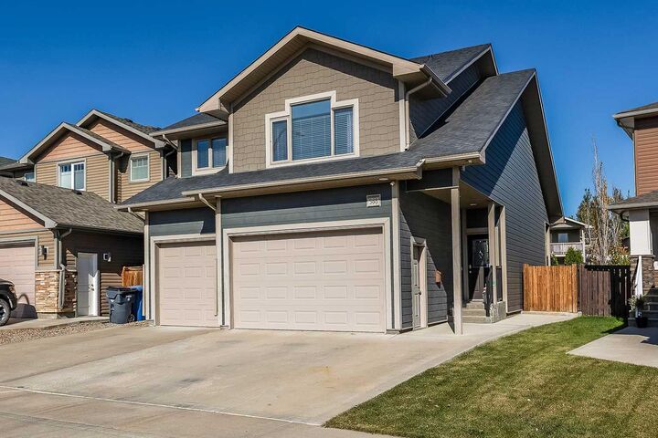 Property Photo:  588 Vista Drive SE  AB T1B 0N1 