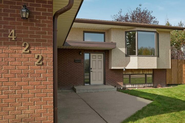 Property Photo: 422 8 Street N AB T0K 1V0