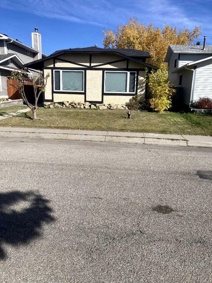 Property Photo:  211 Shawcliffe Circle SW  AB T2Y 1E8 