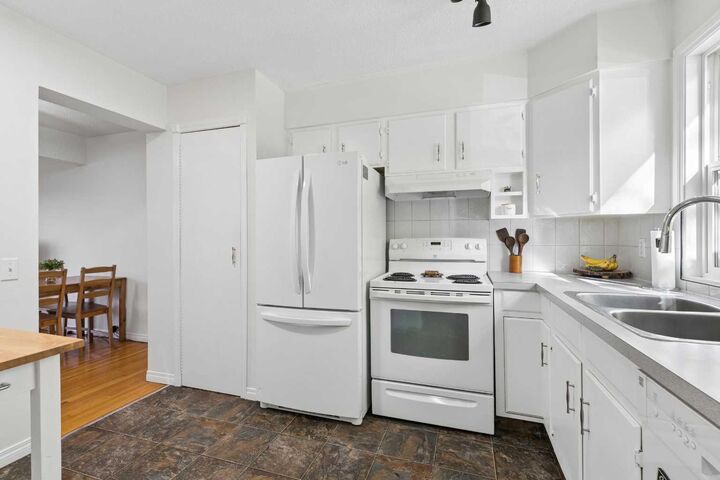 Property Photo:  330 Canterbury Drive SW 8  AB T2W 1H6 