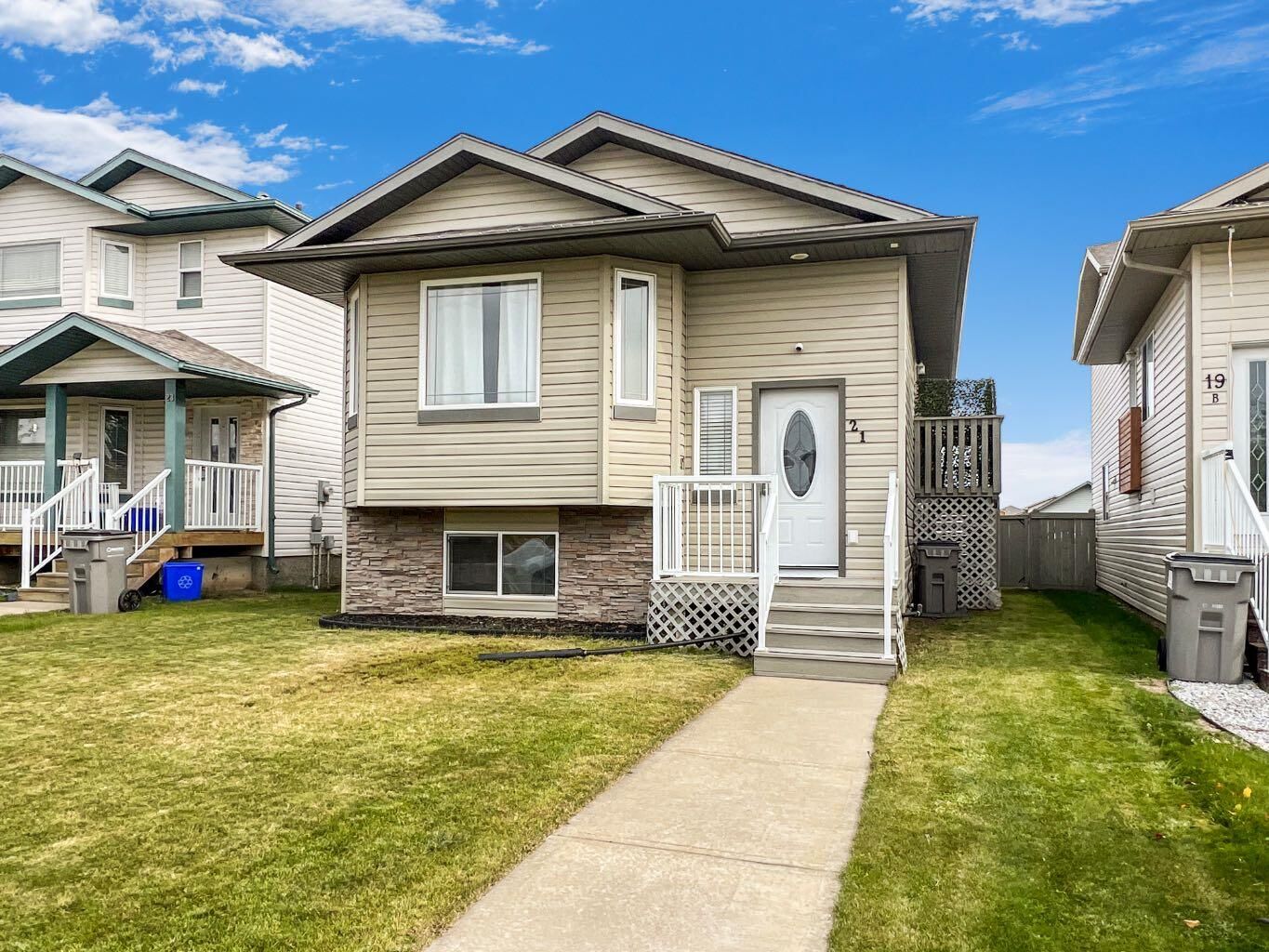 Property Photo: 21 Pinnacle Crossing AB T8W 0A9