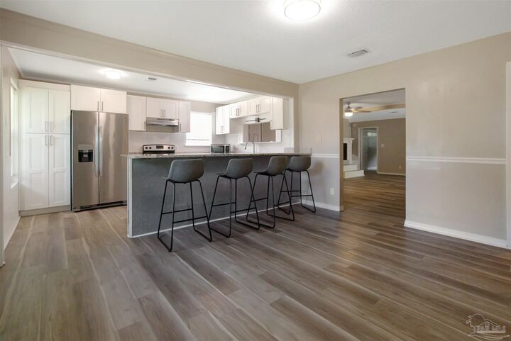 Property Photo: 421 Seamarge Ln FL 32507