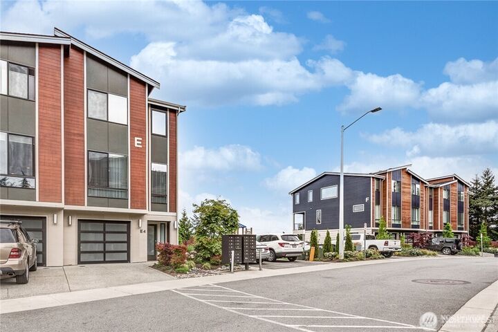 Property Photo: 16021 Manor Way E4 WA 98087